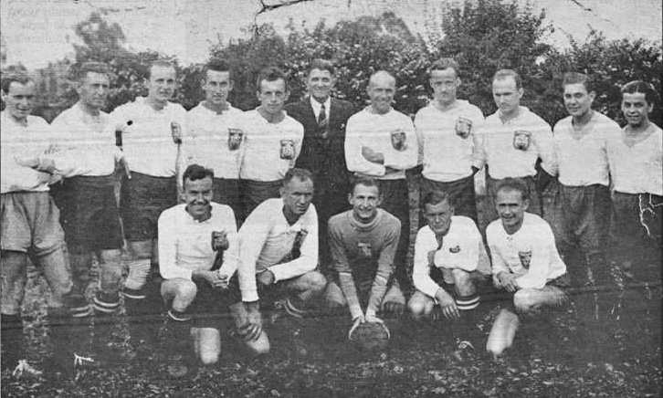 foto SK Dvr Krlov n/L - r. 1942 s Jekem, Rulcem, Davidem, Sedliskm, Blovskm atd. Horn ada zleva: Rulc, Nmeek, Tecl, Holub J., Holub M., indler (pedseda klubu), Stejskal, Buchar, Sedlisk, brati Hegerov                            Doln...