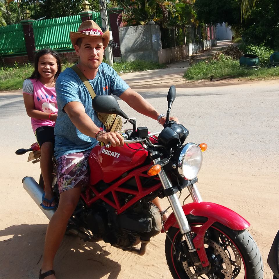 „Na fotce je Nikol s nam kamardem Lubem. Ze zatku se velk Ducati bla, ale pozdji se pro ni a Luba nadchla a dopoutla se lehk nekzn: odmtala s Wendim jezdit na jeho sktru Honda Dream,“ pe na Facebooku Ota.