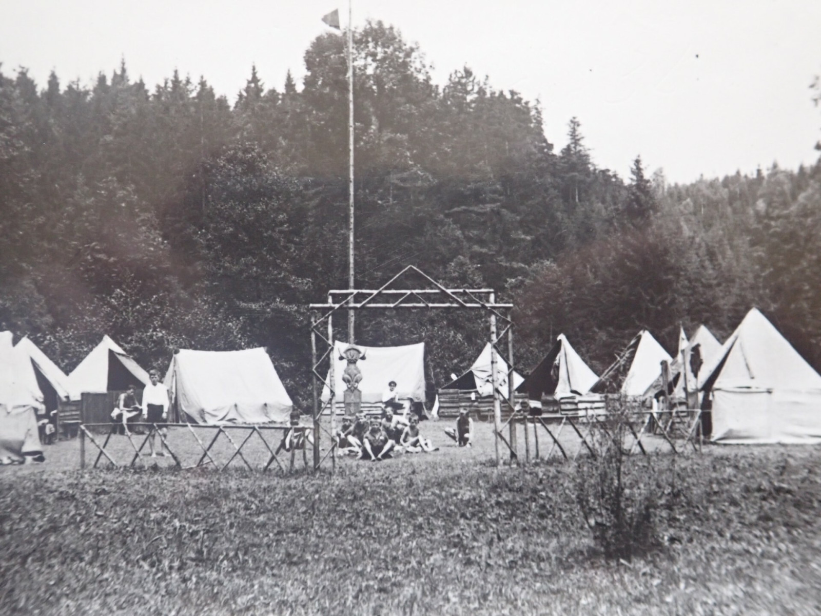 Spolen tbor dvorskch skaut u Ivanskho jezera u Rychnova n.K. - 1932Tbor vedli spolenbr. Munzar a br. Weston