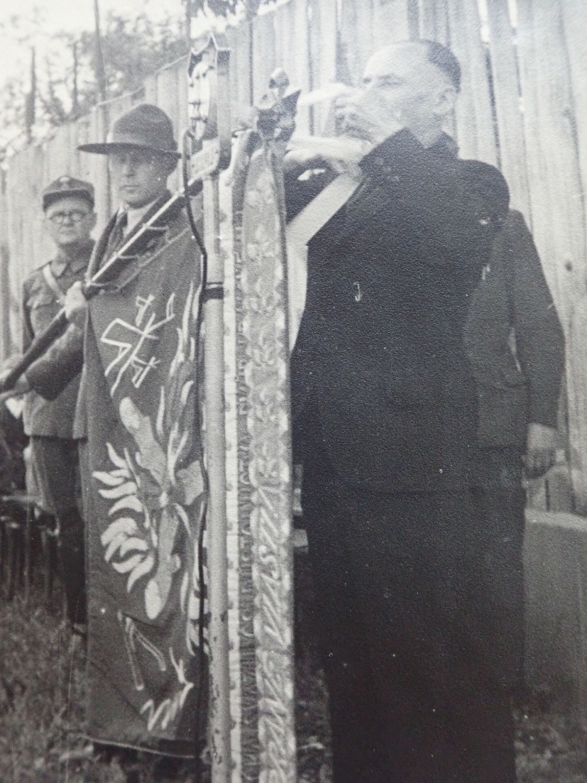 Velikou skautkou slavnost bylo v roce 1946 optovn pedn stuh k vlajce naeho stediska. Stuhy vnovaly Jednota sl. Obce legionsk, odboka Svazu sl. Dstojnk a Nrodn garda